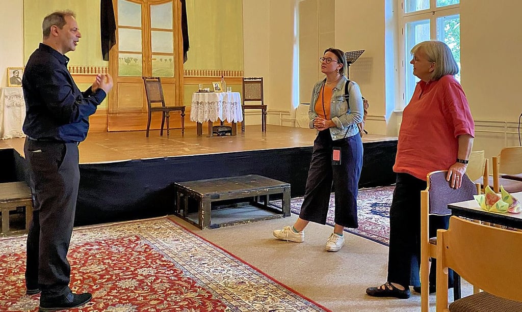 Anna Aeikens (Mitte) im Gespräch mit Markus Vongries und Angelika Dittmer.