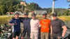 Andreas Weiß (v.l.) aus Neuenhofe, Stephan Marholz aus Barleben, Christian Waeke aus Grauingen, Markus Wellmann aus Wieglitz und Christian Wolank aus Hannover. Fünf Freunde sind auf Tour. Im Hintergrund ist die Burg Altrathen – ganz in der Nähe der berühmten Basteibrücke im Elbsandsteingebirge – zu sehen.