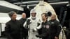 Der Pole Slawosz Uznanski-Wisniewski beim Verlassen der SpaceX-Kapsel auf einem Bergungsschiff.