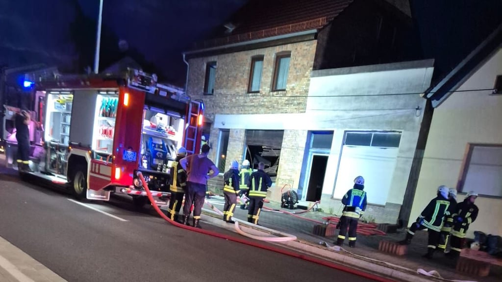 Ein Feuerwehr-Großaufgebot war in der Chausseestraße in Klostermansfeld im Einsatz.