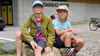 Das Foto zeigt die beiden Ferienkinder Carlo (links, 11) und seinen Bruder Theo (9) aus Magdeburg, die zum Zeitpunkt der Aufnahme bei Oma Carola in Calbe zu Besuch waren. 