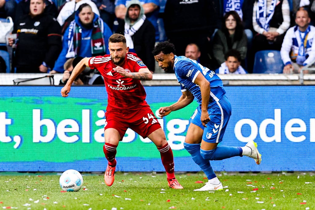 Nicolas Gavory in der abgelaufen Zweitliga-Serie beim Gastspiel in Magdeburg – hier links im Duell mit Xavier Amaechi.