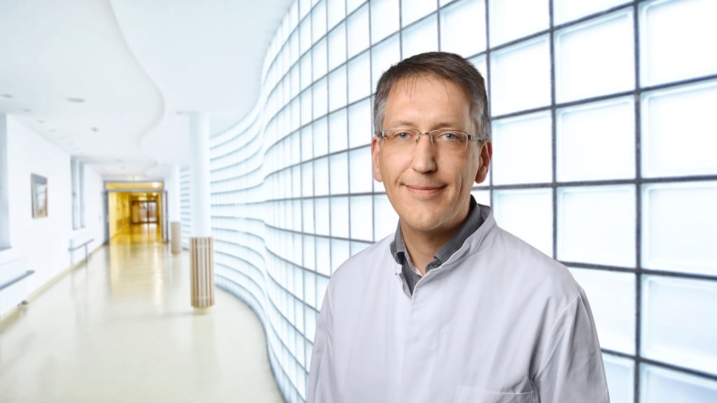 Prof. Martin Sauer, Chefarzt im Städtischen Klinikum Magdeburg, warnt vor neuen Gefahren in und an der Elbe.