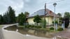 Ein heftiges Unwetter hat das Jerichower Land erreicht: Eine große Wasserlache führte in der Gartenstraße in Möser zwischen Grundschule und Feuerwehr zu einer Straßensperrung