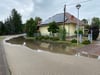 Eine große Wasserlache führte in der Gartenstraße in Möser zwischen Grundschule und Feuerwehr zu einer Straßensperrung