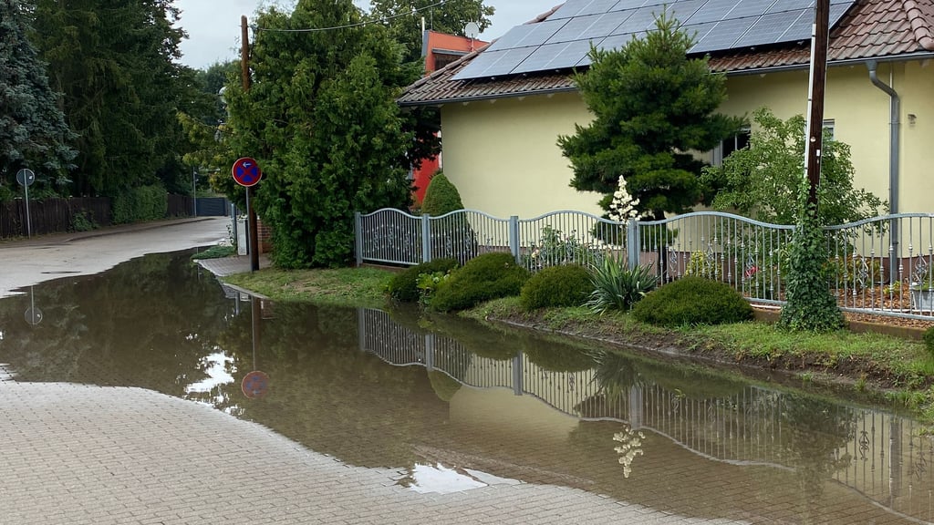 Ein heftiges Unwetter hat das Jerichower Land erreicht: Eine große Wasserlache führte in der Gartenstraße in Möser zwischen Grundschule und Feuerwehr zu einer Straßensperrung