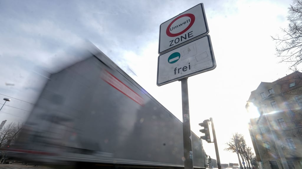 Ein Schild weist in der Paracelsusstraße in Halle auf den Beginn der Umweltzone hin.