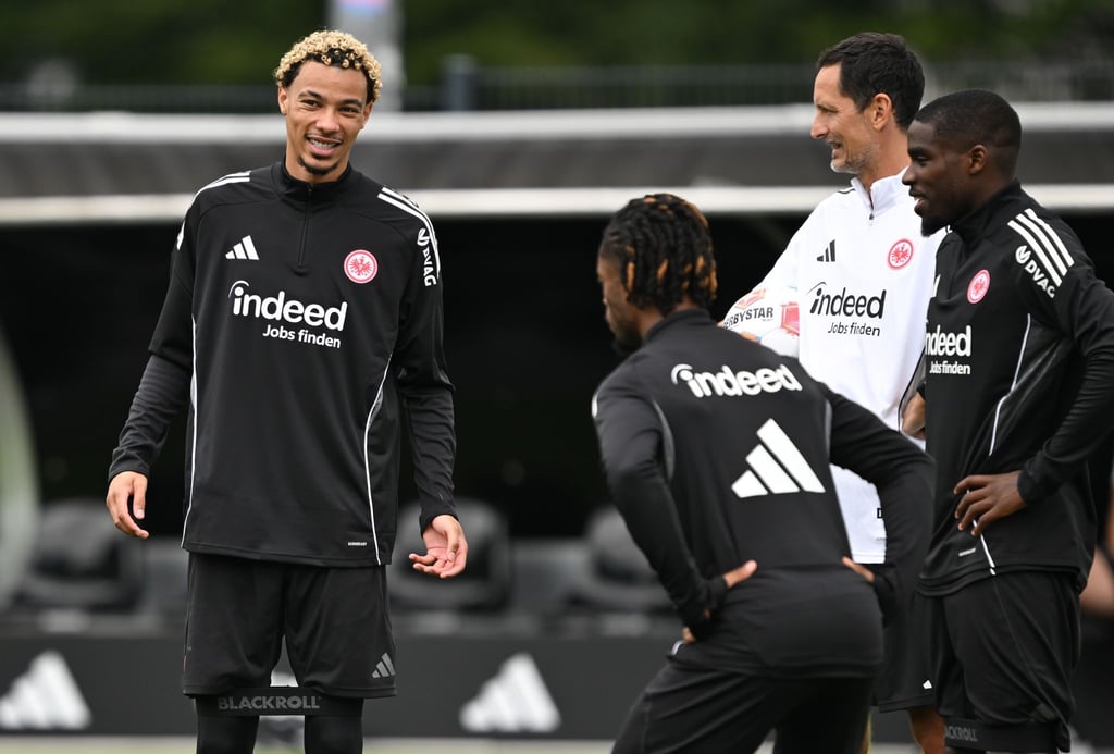 Newcastle United soll an Frankfurts Hugo Ekitiké (l) interessiert sein.