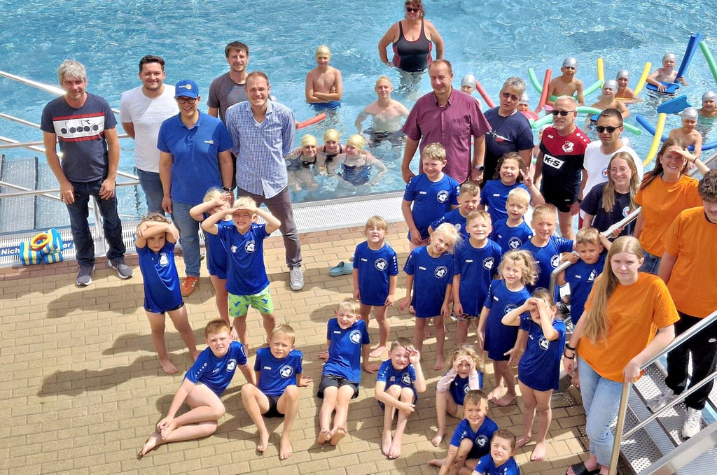 Von acht Trainern bekommen 45 Kinder im Neubornaer Erlebnisbad „Saaleperle“ derzeit das Schwimmen beigebracht.