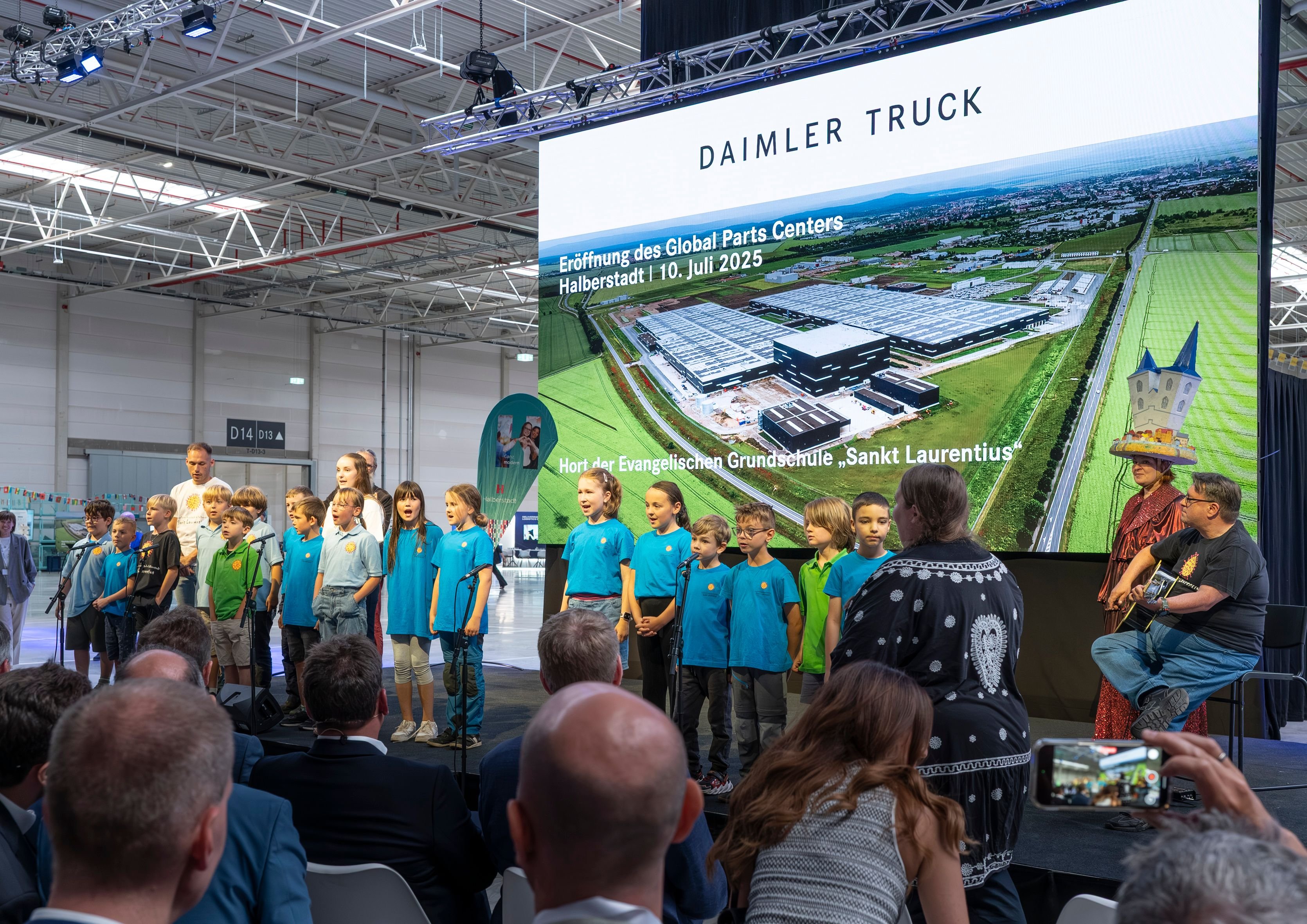 Daimler Truck in Halberstadt: Unternehmenschefin zeigt sich total begeistert von Halberstädter Kindern
