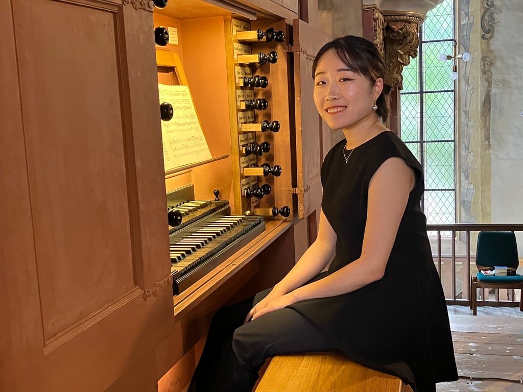 Mio Kuriyama an der historischen Hildebrandtorgel in Sankt Jacobi in Sangerhausen.