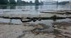 Niedrigwasser der Elbe in Magdeburg birgt neue Gefahren.