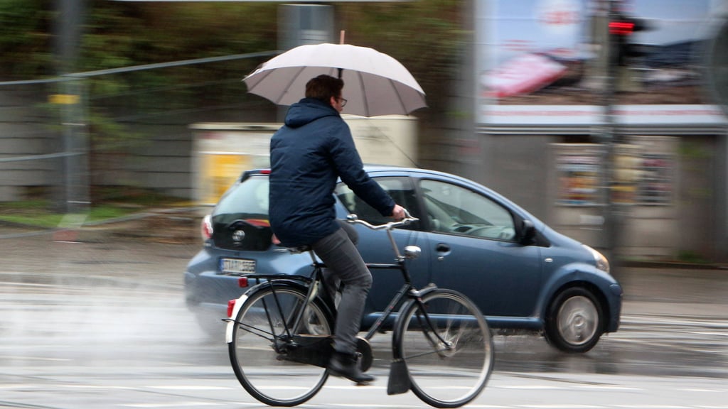 Mit einem Regenschirm ist auch ein Mann aus Zerbst Fahrrad gefahren. Er richtete großen Schaden an.