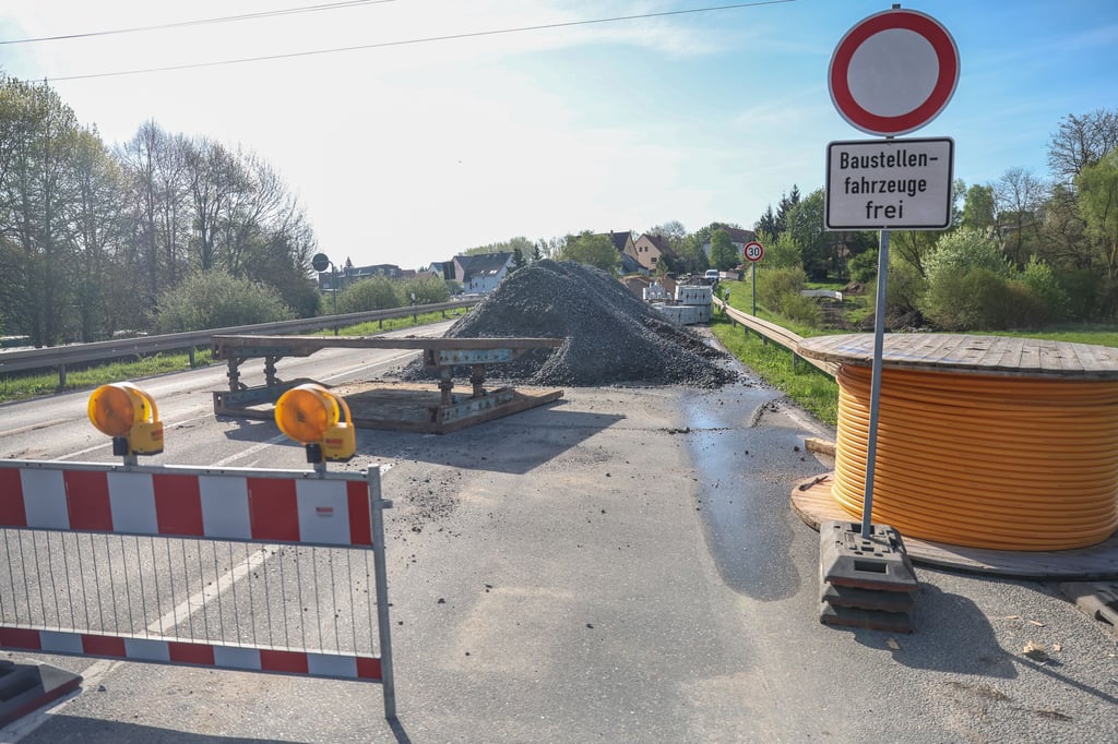Die B91 in Naundorf - hier eine ältere Aufnahme - ist seit Wochen wegen Bauarbeiten voll gesperrt.