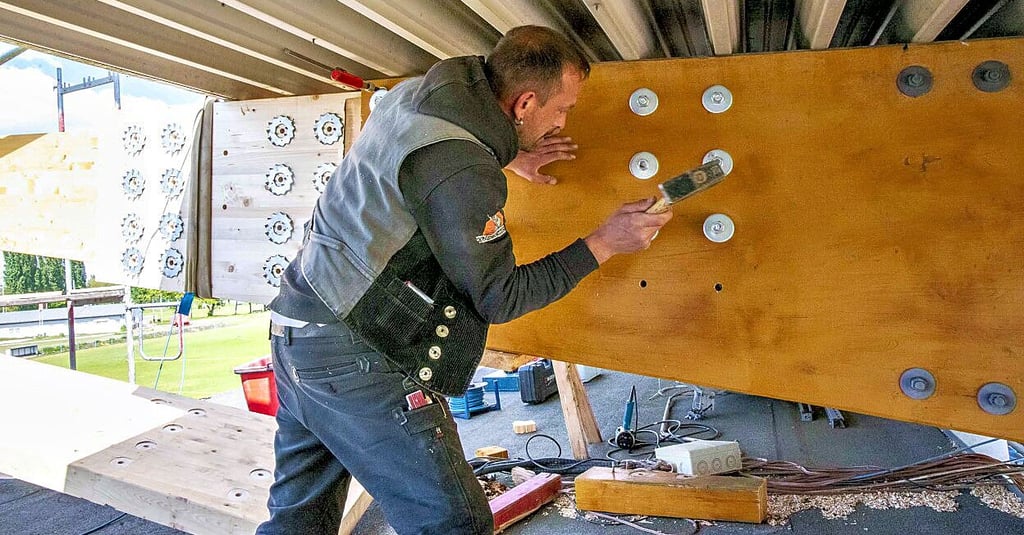 Vier der zwölf Holzbinder der Stadiontribüne wurden bereits erneuert.