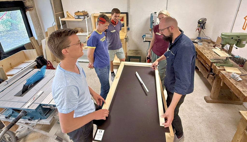 Die Freiwilligenagentur „Rat und Tat“ geht an den Start. In der Vor Ort Holzgarage werden Kundenstopper aus Holz gebaut.