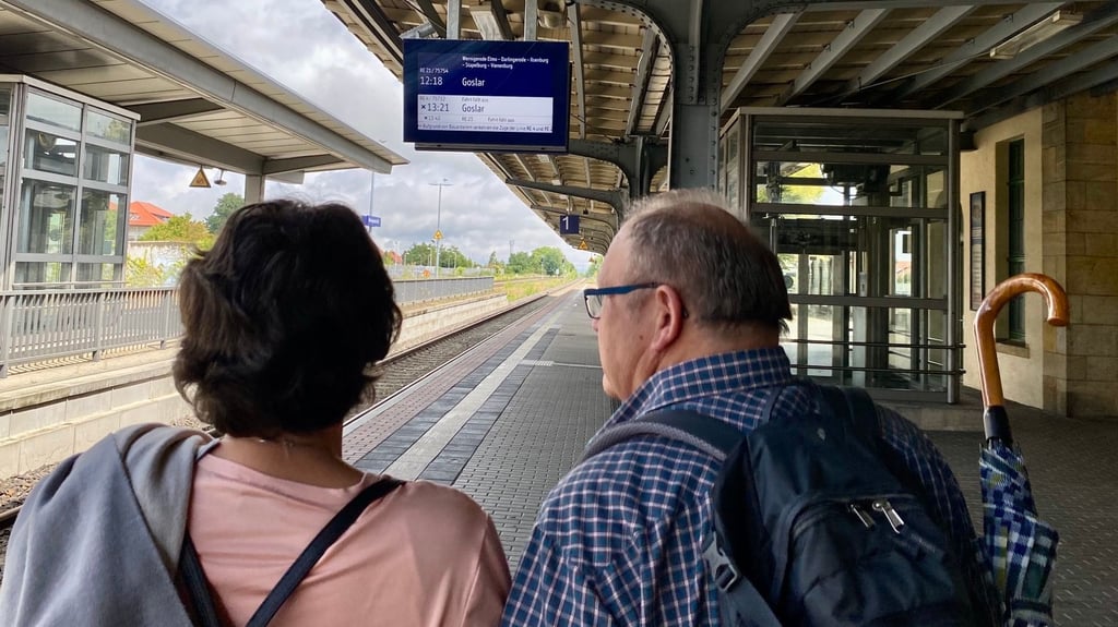 Zugausfälle im Landkreis Harz sorgen bei Pendlern und Urlaubern - wie hier am Wernigeröder Hauptbahnhof - für Verwirrung und Ärger.