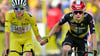 Hand in Hand nach der Zieleinfahrt: Die Stars Tadej Pogacar (l) und Jonas Vingegaard.