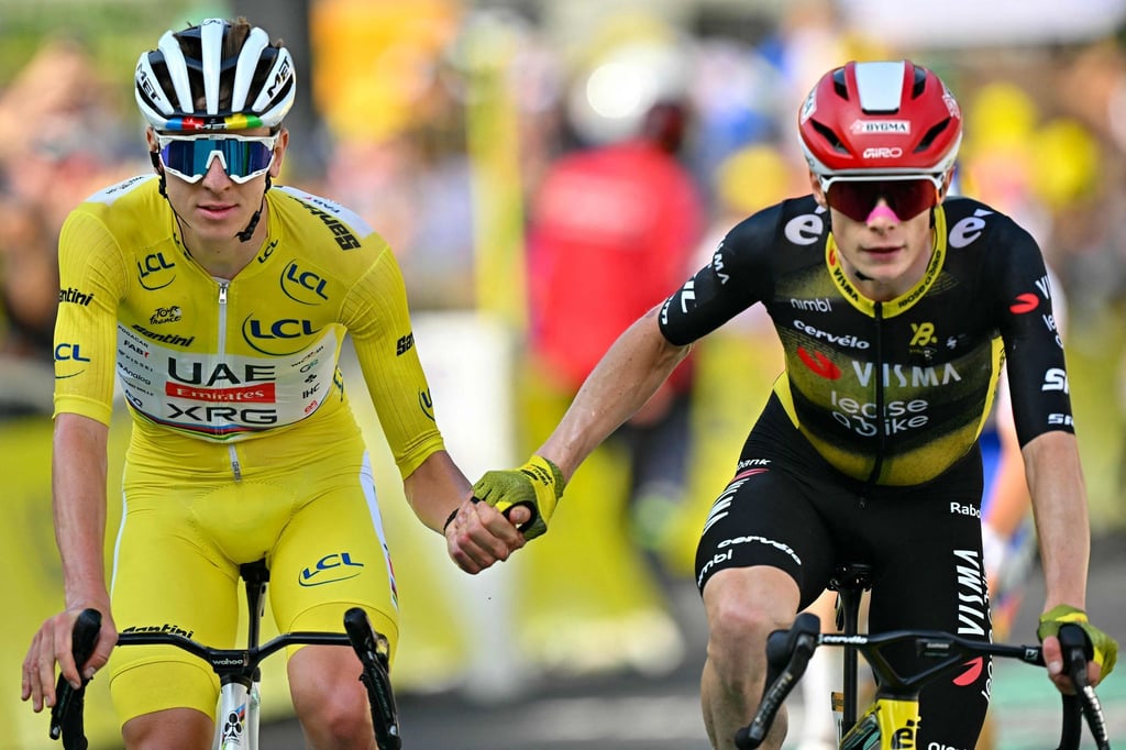 Hand in Hand nach der Zieleinfahrt: Die Stars Tadej Pogacar (l) und Jonas Vingegaard.