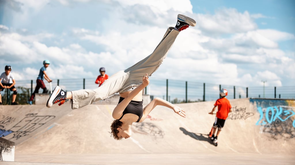 Wenn die junge Schauspielerin mal nicht am Set zu finden ist, dann tobt sie sich anderweitig aus. Auf der Skaterbahn übt sie coole Tricks.