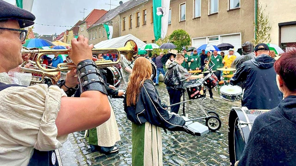 Als die Gruppe „Geile Gugge“ aus dem sächsischen Belgern aufspielt, geht auf dem Markt sprichwörtlich die Post ab.