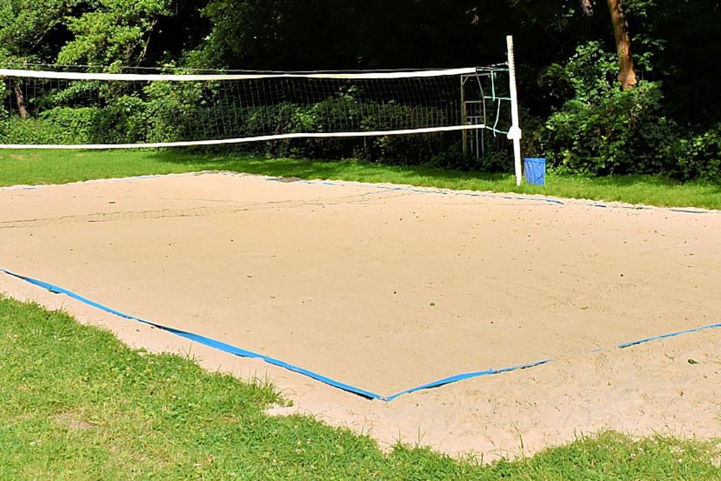 Das Beachvolleyballfeld lockt sportliche Besucher aus der Region ins Waldbad Kayna.
