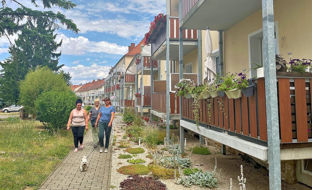 Schicke Häuser und Balkons, gepflegte Anlagen und vor allem nette und ordentliche Mieter, junge und alte, die sich hier wohlfühlen. Und die, wie sie betonen, arbeiten gehen und gut miteinander auskommen. Nur hat man ihnen den Gashahn abgedreht, weil ihre Zahlungen nicht bei den Stadtwerken ankommen.