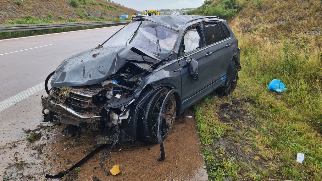 Ein Auto hat sich auf der A 38 überschlagen. Eine Person wird ins Krankenhaus gebracht.
