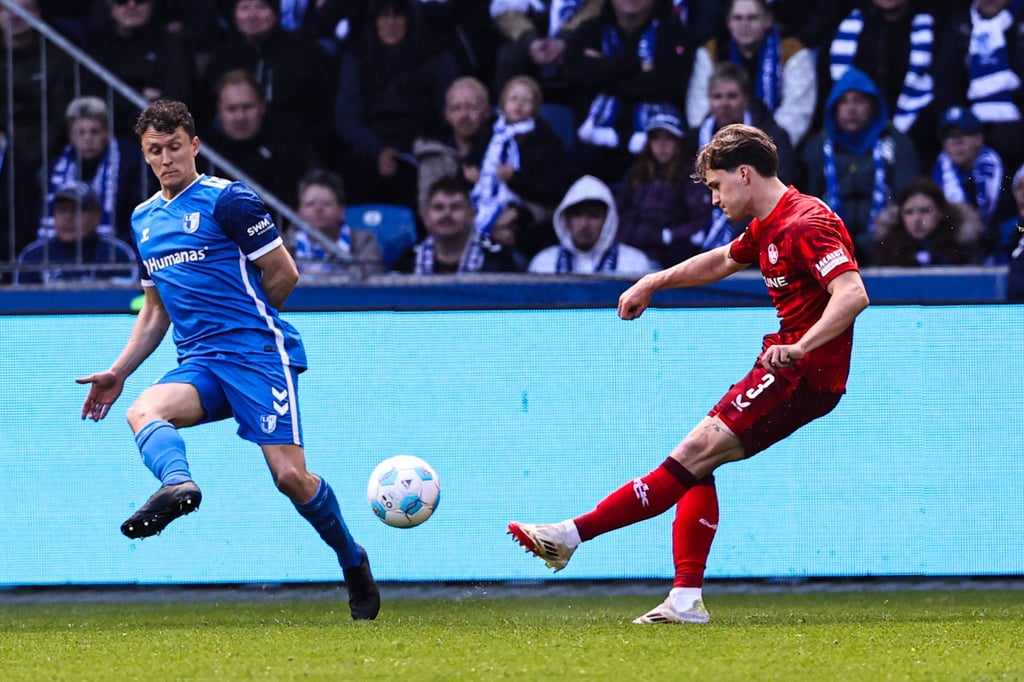 Wie Nicolas Gavory duellierte sich auch Florian Kleinhansl (rechts) 2024/2025 mit dem FCM um Martijn Kaars.