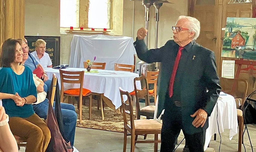 Lothar Schirmer berichtet lebhaft von Kriminalgeschichten.
