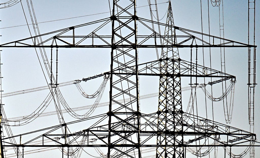 Mit dem Ausbau erneuerbarer Energien wachsen die Anforderungen an Stromnetze. Katja Müllers Forschung an der Hochschule Merseburg beleuchtet, wie digitale Steuerung und gesellschaftliche Akzeptanz zusammenspielen.