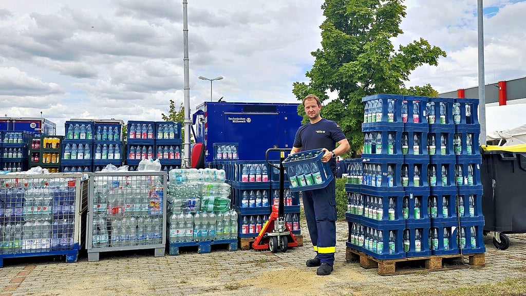 Kistenschleppen gehört dazu: Michael John bei seinem Einsatz für das THW in der vergangenen Woche in der Gohrischheide