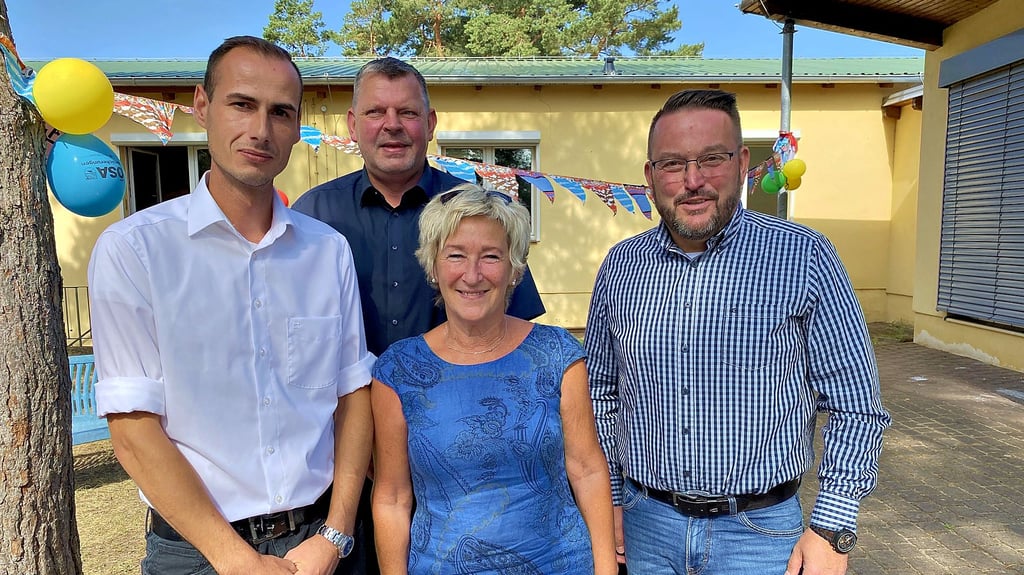 (v.l.n.r.) Einrichtungsleiter Franz Melcher, Gemeindebürgermeister Marko Simon und Ortsbürgermeister Frank Winter verabschieden Gabriele Nawrocki in den Ruhestand.
