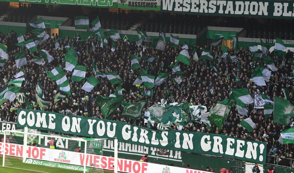 Werder-Fans unterstützen ihre Frauen-Mannschaft im Weserstadion.