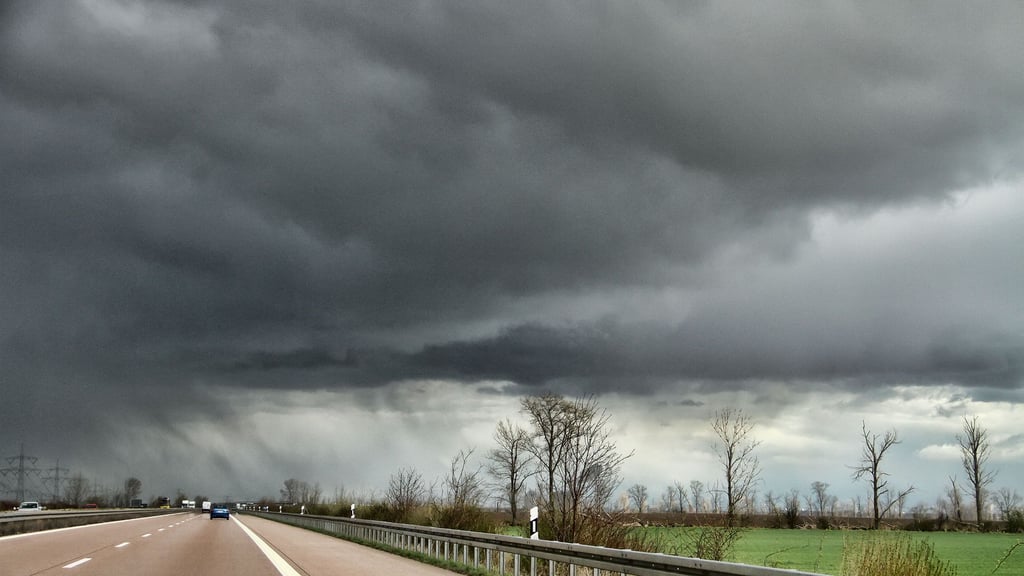 Eine Regenfront zieht auf.