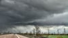 Eine Regenfront zieht auf.