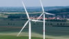 Zwei Windräder in Niedersachsen - im ersten Halbjahr hat sich der Zubau spürbar beschleunigt. (Archivbild)
