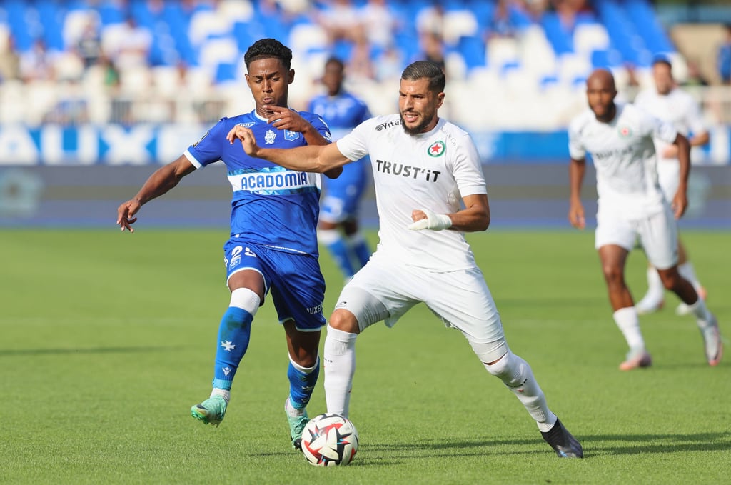 Ryad Hachem (rechts) spielt für einen Pariser Verein Fußball.