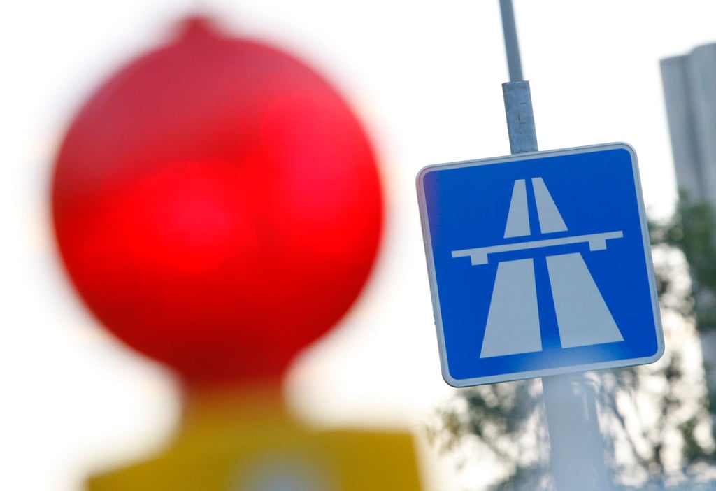 Bisher ist unklar, wie lange die Sperrung auf der A115 anhält. (Symbolbild)