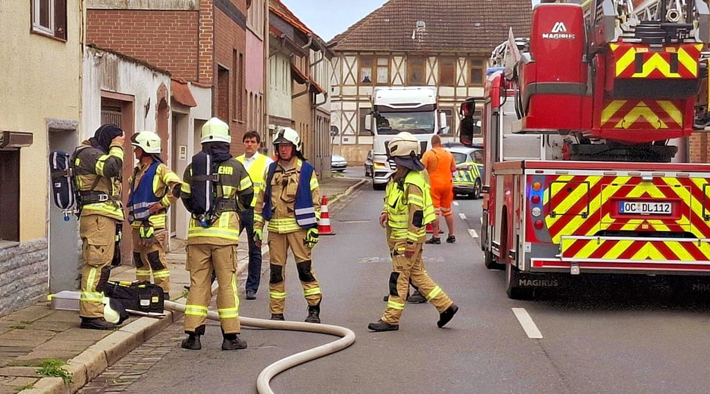 Feuerwehrleute aus Oschersleben und Hornhausen löschen ein Brand in der Friedensstraße.