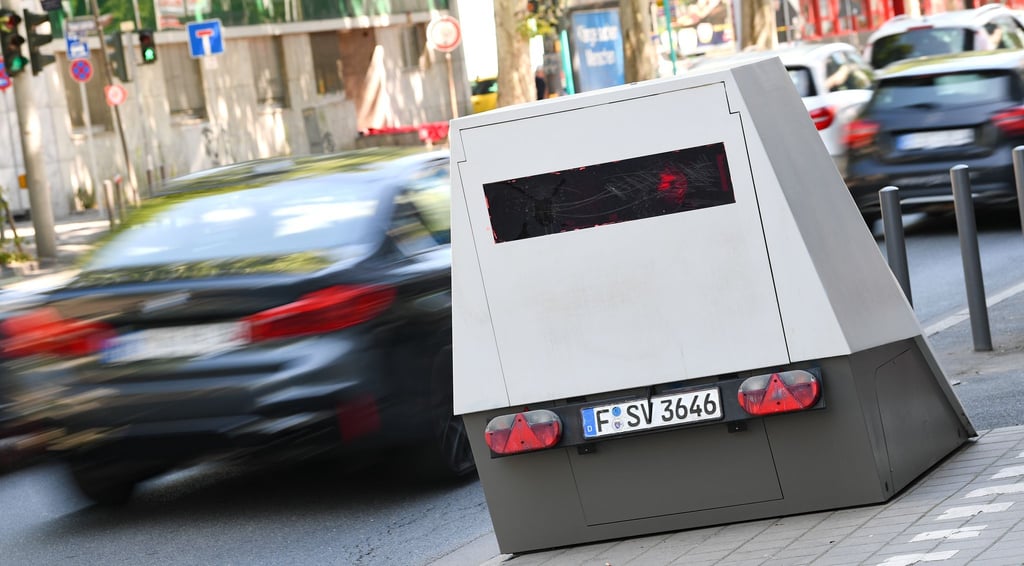 Die Städte Chemnitz, Erfurt und Weimar kassierten im vergangenen Jahr Millionen Euro durch Raser-Bußgelder. (Symbolbild)