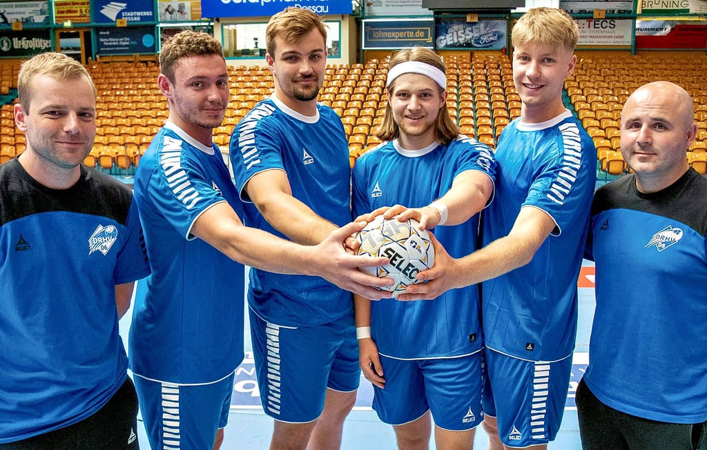 Trainingsauftakt beim DRHV mit Co-Trainer Philipp Braun, Tomislav Jagurinodki, Valentin Neagu, Mika Schüler, Julius Drachau und Chef-Trainer Vanja Radic (v.l.n.r.)