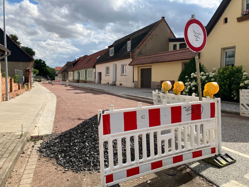 Fast fertig: Auf der Karl-Trimpler-Straße in Alsleben fehlt nur der Apshalt.