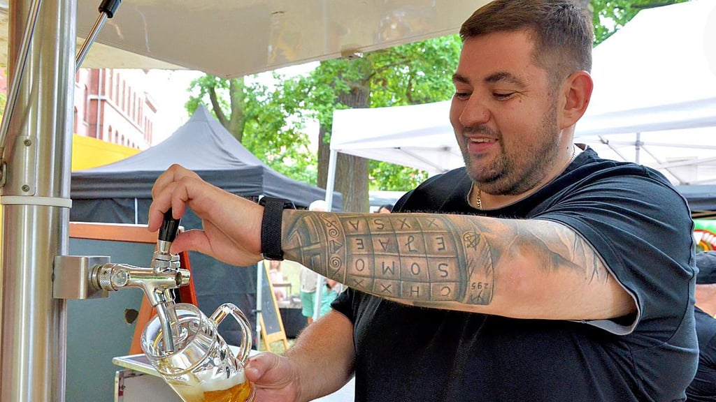 Sascha Oldenburg zapft frisches Bier. Zehn verschiedene Sorten stehen beim Bierfest auf der Karte.
