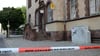 Die Polizei hat das Areal der Postbank in Zerbst für Ermittlungen vor Ort abgesperrt. 