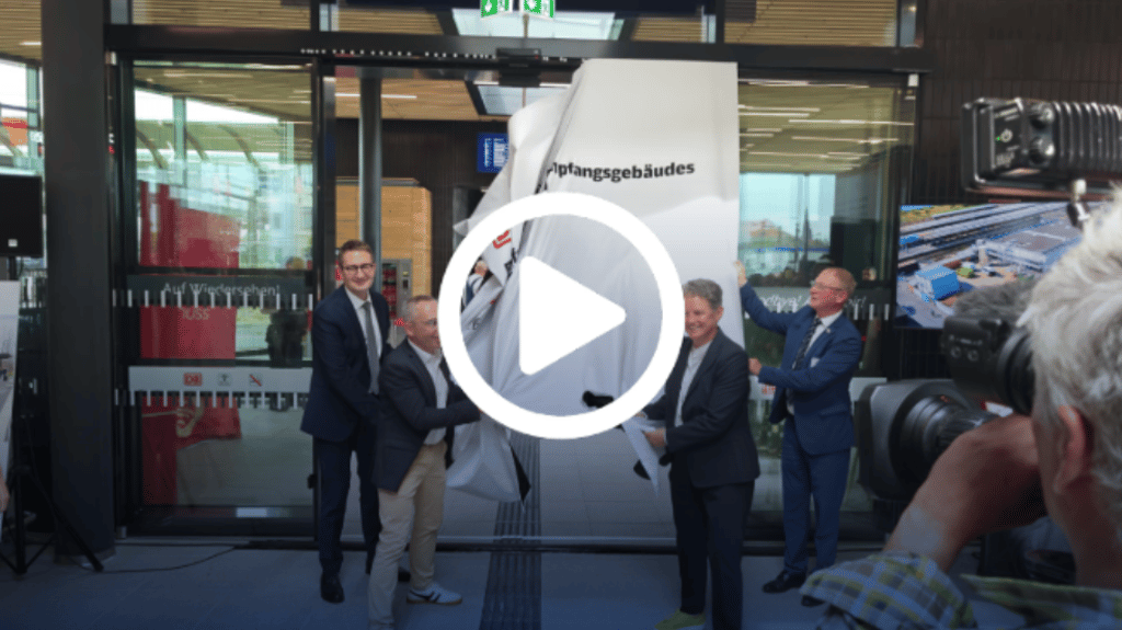 Der Vorhang fällt. Ministerin Lydia Hüskens, Staatssekretär Stefan Schnorr (l.), DB-InfraGo-Vorstand Ralf Thieme und Oberbürgermeister Armin Schenk (r.) eröffnen den neuen Bahnhof von Bitterfeld