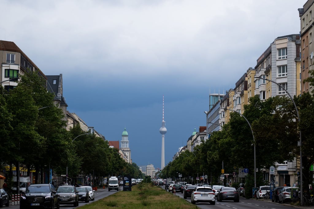 Schauer und dunkle Wolken – In Berlin und Brandenburg bestimmt heute Regenwetter den Tag. (Archivbild)