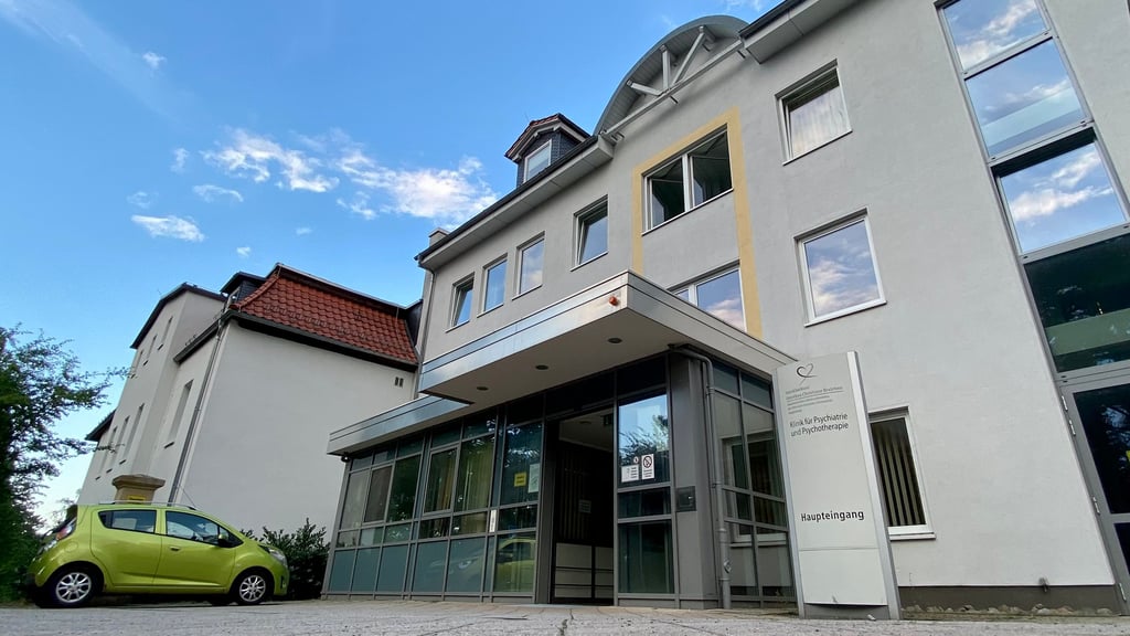 In der Klinik für Psychiatrie, Psychotherapie und Psychosomatik des Harzklinikums in Blankenburg hat ein aggressiver Patient das Pflegepersonal angegriffen.
