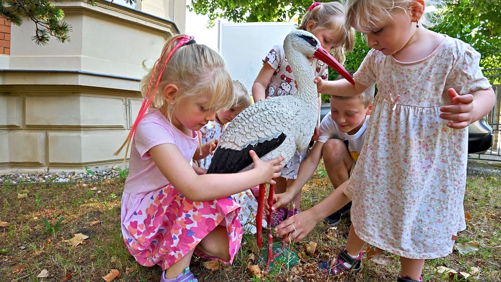 Der elfjährige Bela (im Hintergrund) bringt den Storch zurück in die Kita Storchennest. Seine kleinen Schwestern sind stolz auf ihren großen Bruder.