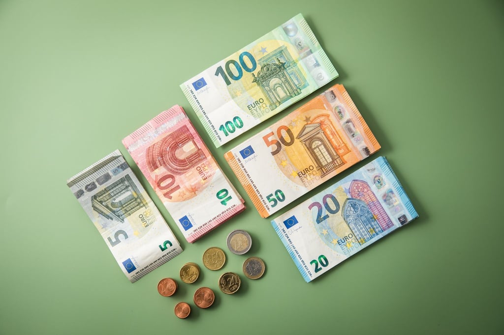 Trotz Leitzinssenkung bieten manche Banken noch über 2 % aufs Tagesgeld.